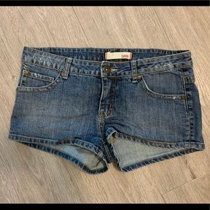 🐝 Shank Jean Shorts (size 28)